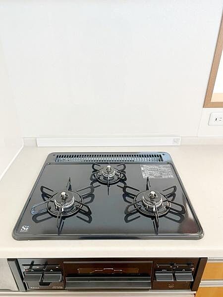 3口コンロで調理の幅が広がります。グリルも備わっており用途に応じて使い分けができます。シンプルなデザインでお手入れも負担になりません。カウンターがすっきりとして作業がしやすい印象です。