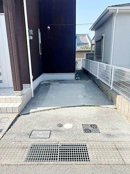 敷地内に設けられた駐車場は建物のすぐ横に位置しており車の出し入れがスムーズに行えます。コンクリート舗装で雨の日も足元が汚れにくいです。家のすぐそばに駐車できるため荷物の運搬などにも便利です。