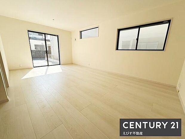 リビングには大きな窓があり室内全体が明るく感じられます。床は明るい色合いで空間が広々としています。壁や天井もシンプルなデザインでさまざまなインテリアに合わせやすい雰囲気です。