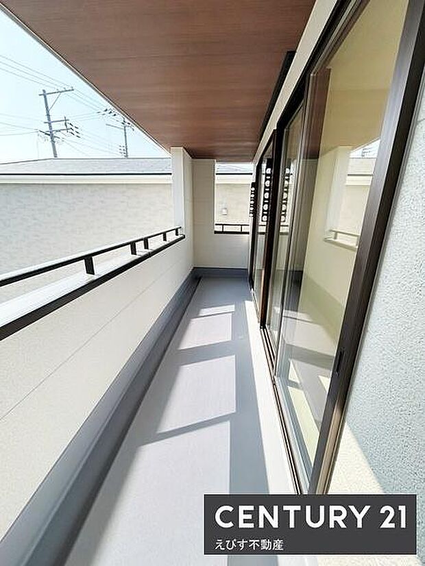 広々としたバルコニーはガラス戸からたっぷりの光が差し込み開放感があります。屋根付きなので天候の影響を受けにくく様々な用途に活用できます。手すりがしっかり設置されていて安心感もあります。