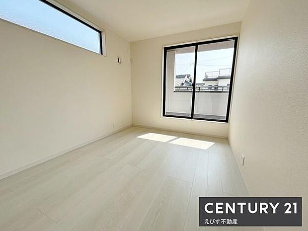 二面採光で室内全体が明るく開放感があります。白を基調とした床と壁がさわやかな洋室です。シンプルなデザインで好みに合わせてコーディネートしやすい空間です。バルコニーに面した窓があり通風も良好です。