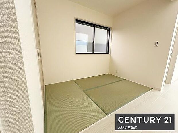 シンプルな壁と畳が調和した和室です。窓からの採光が室内を明るく見せてくれます。居心地の良い空間づくりが可能です。収納スペースも使いやすいです。清潔感のある内装となっています。