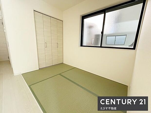 窓からしっかりとした光が入る和室です。押し入れタイプの収納があり整頓しやすい空間となっています。落ち着いた雰囲気の畳が特徴的な一室です。白を基調とした壁や建具が明るさを引き立てています。