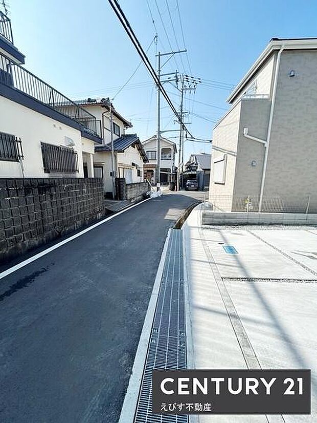 前面道路がしっかりと舗装されており車の出し入れもスムーズにできそうです。電柱や周辺の住宅も整然としており落ち着いた環境が感じられます。日当たりもしっかり確保されている印象です。