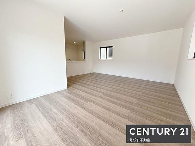 シンプルな内装が印象的なリビングです。明るさを感じる窓がうれしい空間です。広々とした床面が魅力的です。無駄のないスッキリとしたレイアウトが特徴です。自然光が差し込むのもポイントです。