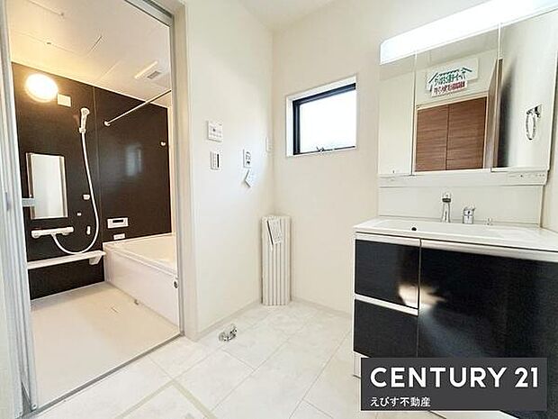 明るい洗面所は窓から自然光が入り清潔感のある空間です。鏡付きの洗面台は収納力もあり日々の身支度がしやすい仕様です。浴室との動線も良く使い勝手の良さが特徴です。