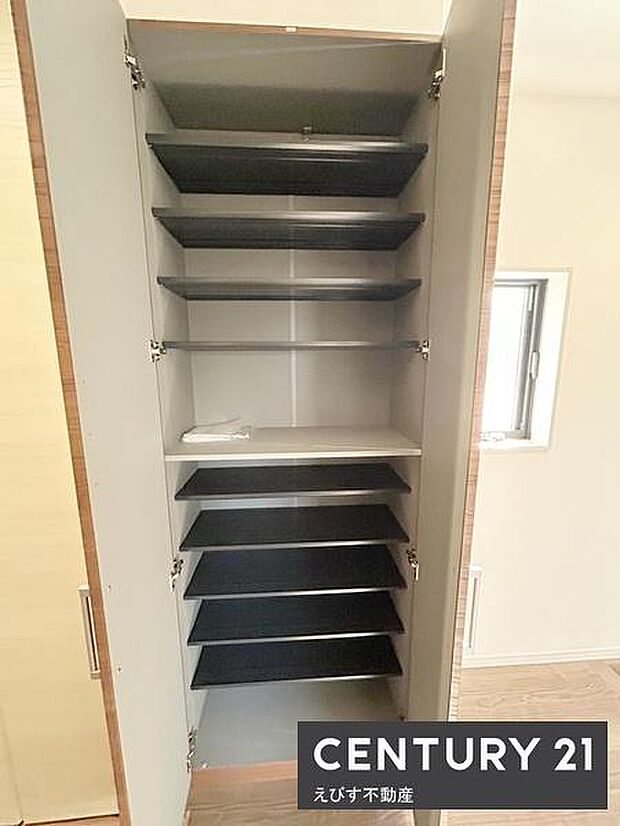 扉付きの収納スペースは高さの異なる棚が設置されていて整理しやすい構造です。奥行きもありさまざまなものを収納できそうです。