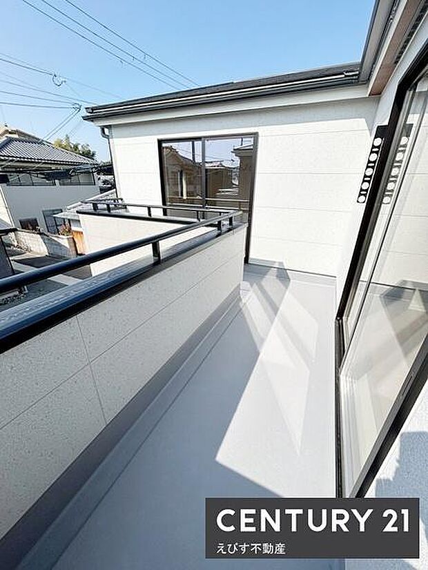 日当たりの良いバルコニーで快適にお過ごしいただけます。シンプルなデザインでお手入れも簡単です。十分な広さがあり使い勝手の良さも魅力です。開放感を感じられるスペースが広がっています。