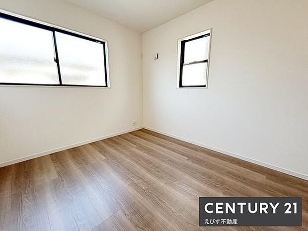 二面採光で明るさが感じられる洋室です。白い壁と木目調の床がシンプルな空間を演出しています。窓が大きく開放感も感じられるお部屋です。無駄のないレイアウトで使い勝手の良さが魅力です。