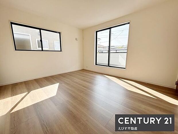 大きな窓からたっぷりと陽射しが差し込む洋室です。明るく開放感のある空間が魅力です。床は木目調で落ち着いた雰囲気です。シンプルな内装で家具の配置もしやすくなっています。