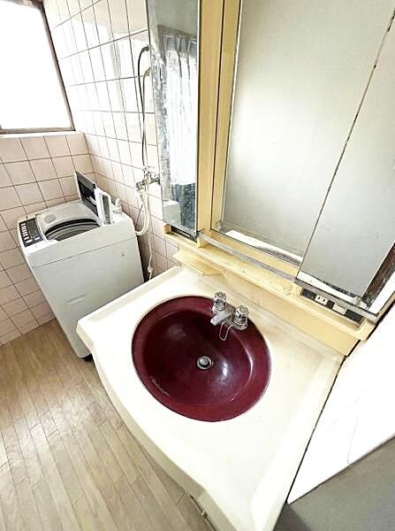 【一部AIモノ消し済み・実際の室内状況優先】洗面台は使いやすい高さで設計されています。洗濯機置き場も近くにあり家事動線に配慮した配置です。ミラー付き収納が備わっており小物類も整理しやすいです。