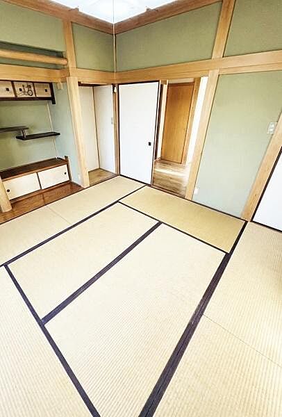 【一部AIモノ消し済み・実際の室内状況優先】和の雰囲気が落ち着いた印象を与える和室です。収納スペースも備わっておりすっきりとお使いいただけます。