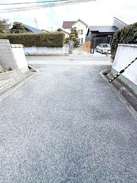 前面道路がゆったりとした造りで車の出し入れもスムーズに行えそうです。周囲は落ち着いた住宅街の雰囲気が感じられます。道路に面した敷地は視界が広がり開放感があります。