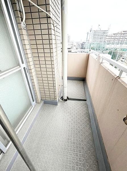 【一部AIモノ消し済み・実際の室内状況優先】明るい日差しが入るバルコニーです。床面は清潔感がありお手入れしやすい仕上げです。外の景色を楽しめる開放感が特徴です。手すりが付いていて安心感もあります。