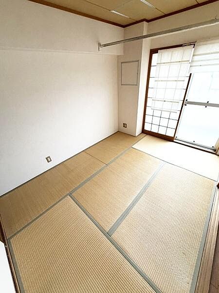【一部AIモノ消し済み・実際の室内状況優先】和室の落ち着いた雰囲気が心地よく窓からの自然光が部屋全体を明るくしています。シンプルな内装で使い勝手の良い空間となっています。