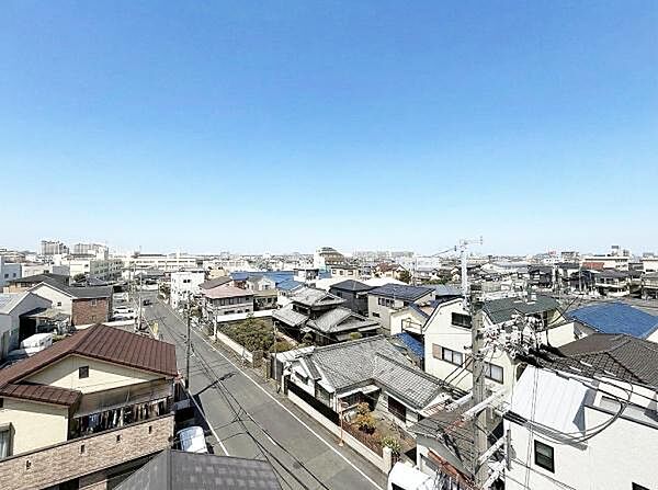 現地からの眺望は広がりがあり遠くまで見渡せる開放的な環境です。周辺には住宅が並び落ち着いた街並みが広がっています。晴れた日は青空が広がり空の広さを感じられます。遠方まで視線が抜ける印象です。