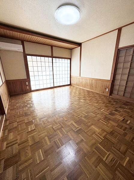 リビングは明るい空間ですっきりとしています。木目調のフローリングが室内に温もりを感じさせます。