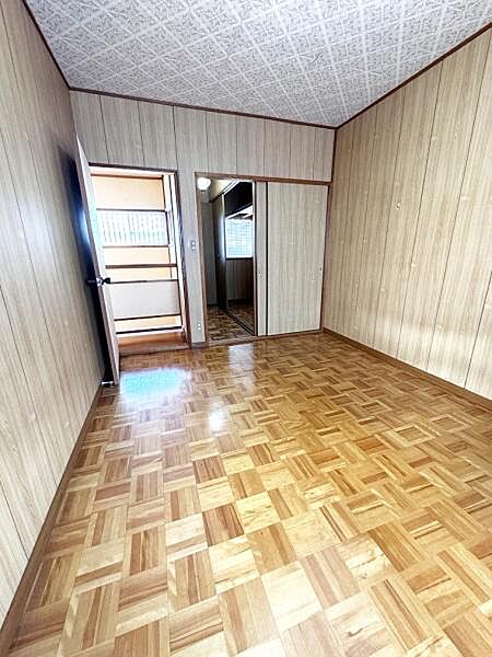 明るい光が差し込む洋室です。木目調の壁が落ち着いた雰囲気を演出しています。使い勝手も良好です。天井も高く空間にゆとりを感じられます。収納スペースも備えています。