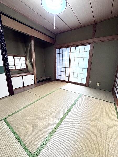 和風の趣を感じられる落ち着いた空間です。障子から差し込むやわらかな光が印象的です。収納も充実しておりすっきりとした印象です。