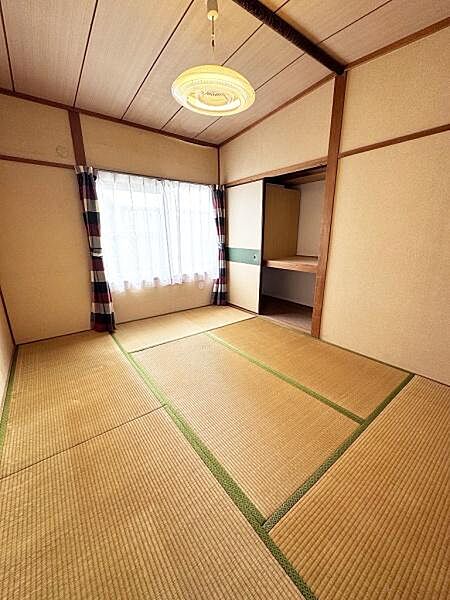 畳の心地よさが感じられる和室です。陽の光がしっかり差し込み落ち着いた雰囲気が広がります。柱や木目が際立つ内装も特徴的です。