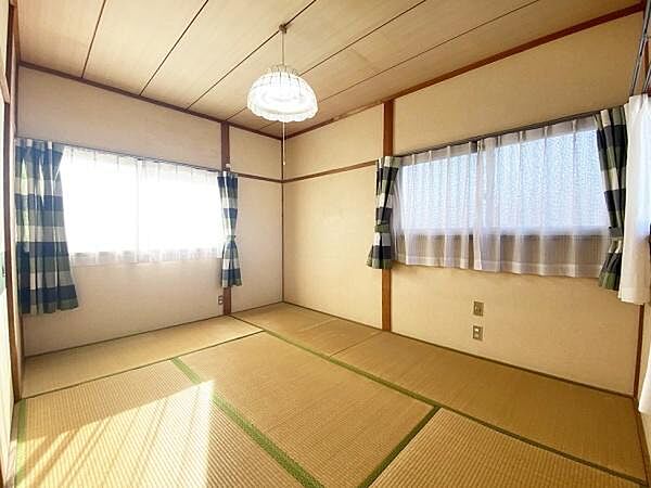 二面採光で自然光が差し込む和室です。畳が整然と敷かれ落ち着いた空間が広がっています。