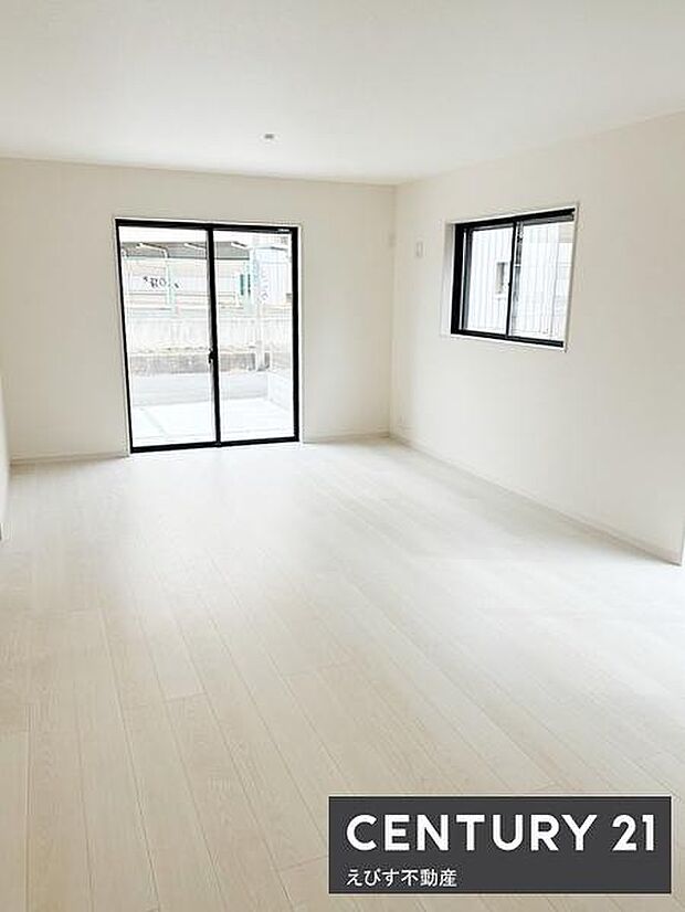 家族皆がゆったりくつろげる広々リビング。床の色合いが室内を明るく演出しています。壁や天井もシンプルなデザインでさまざまなインテリアに対応しやすいリビングです。