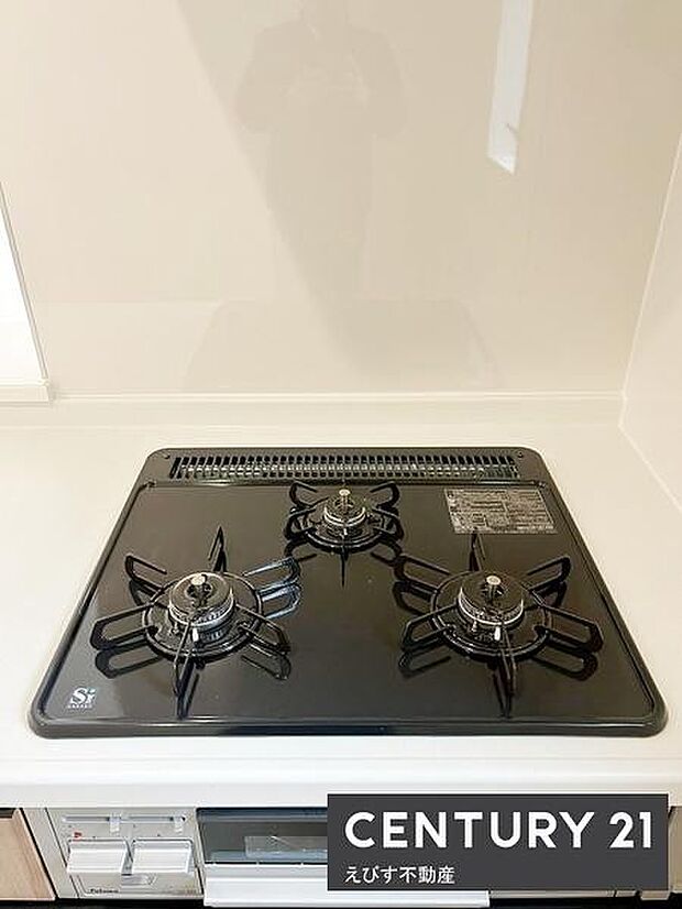 シンプルで清潔感のあるキッチンです。3口コンロが備わっており複数の料理も同時に調理できます。使いやすい配置で日々の調理をサポートします。お手入れもしやすいデザインです。