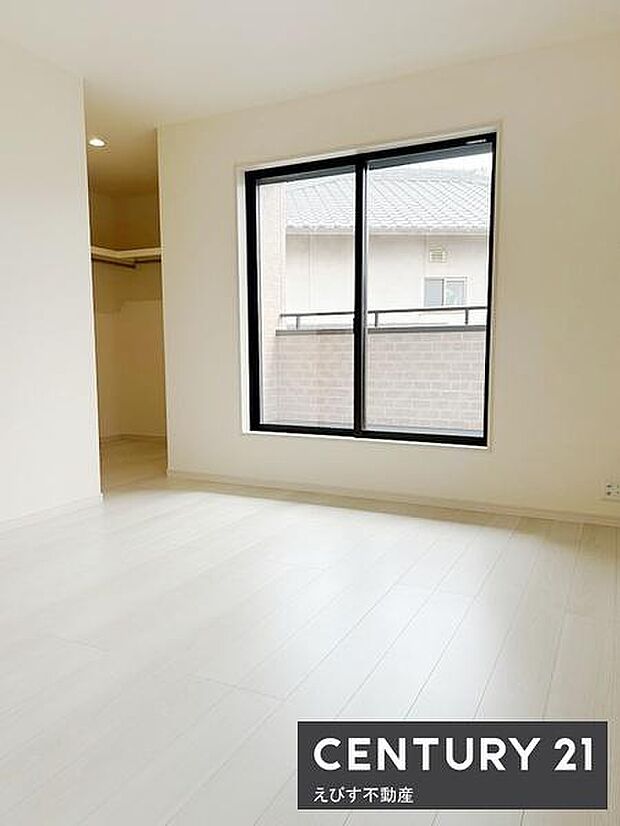 明るい光が差し込む寝室です。シンプルな内装でお好みのレイアウトが楽しめます。収納スペースも確保されていて使い勝手の良い空間です。清潔感のあるフローリングが特徴です。