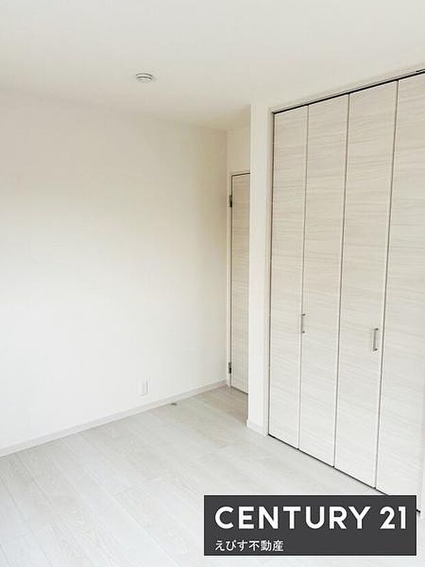 白を基調とした明るい洋室です。収納スペースが充実しており整理整頓がしやすい設計です。シンプルな内装が特徴的で家具のレイアウトも考えやすいお部屋です。落ち着いた雰囲気で幅広い用途に対応できます。