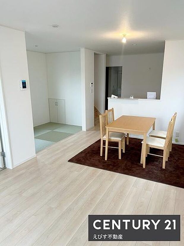 ナチュラルなフローリングが明るい空間を演出しています。リビングから続く和スペースもあり用途に合わせた使い分けが可能です。シンプルな内装で家具も合わせやすい雰囲気です。