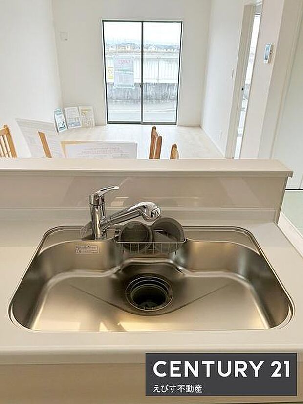 シンプルで手入れのしやすいキッチンシンクです。カウンター越しにリビング空間とのつながりを感じられます。水栓や排水口もすっきりとしたデザインです。使いやすさに配慮されたキッチンです。