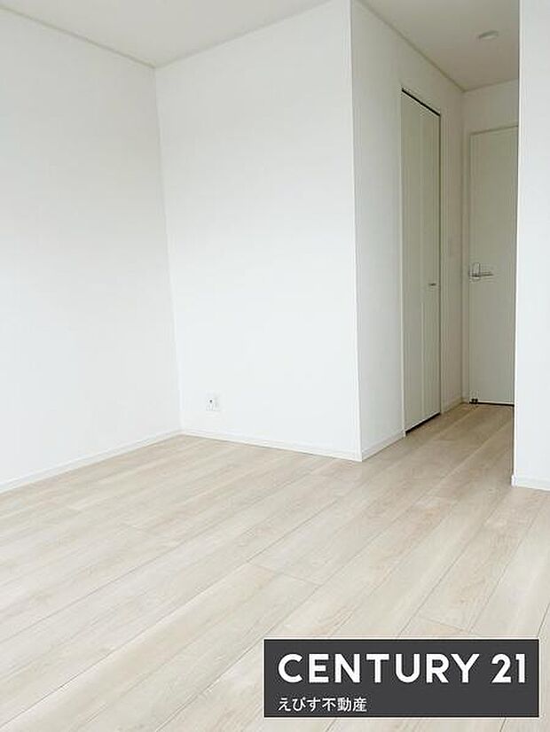 明るい色合いのフローリングが印象的な寝室です。白を基調とした壁で空間が広く感じられます。収納スペースも備わっており使い勝手に配慮されています。扉付きの収納が生活感を抑えます。