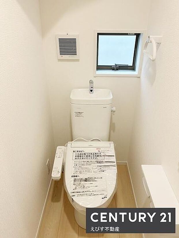 シンプルなデザインのトイレでお手入れしやすく換気窓が設置されており通気性にも配慮されています。温水洗浄便座が標準装備されており快適にご利用いただけます。