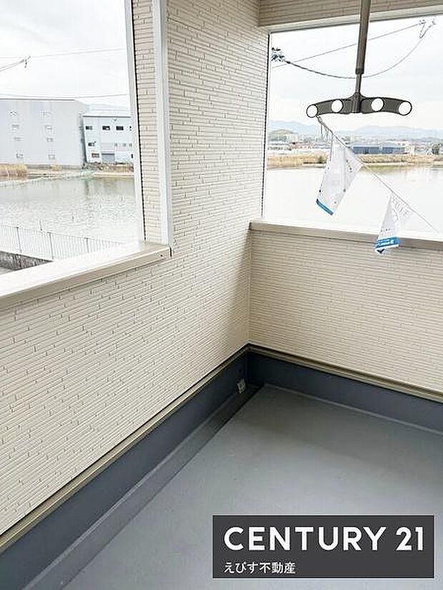 開放感のあるバルコニーが魅力的です。水辺に面した立地で眺望を楽しめます。窓からの採光も確保され洗濯物も干しやすいスペースとなっています。落ち着いた雰囲気が印象的です。