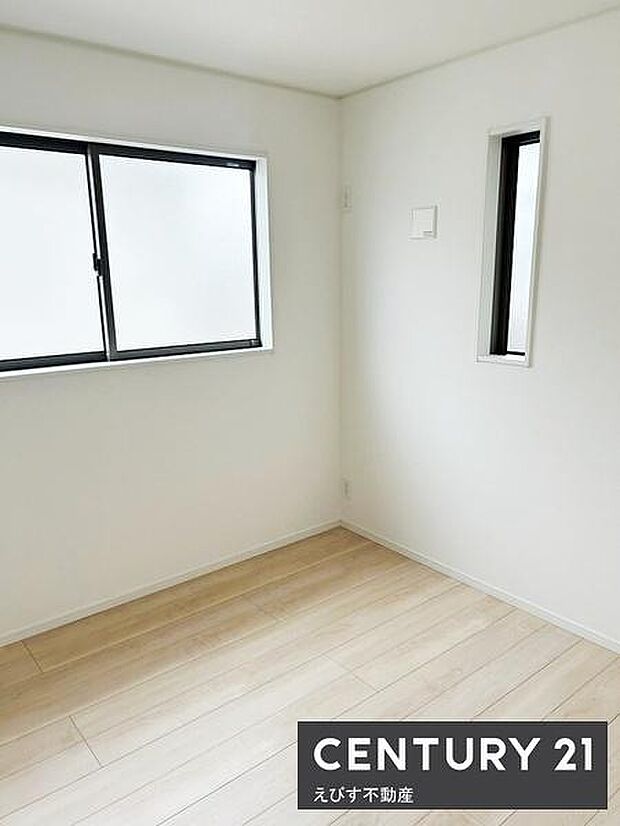 二面採光のある洋室は室内が明るく開放感を感じられます。シンプルな内装が様々なインテリアに調和します。フローリングが清潔感を演出しています。収納スペースや使い勝手の良さも魅力の一つです。