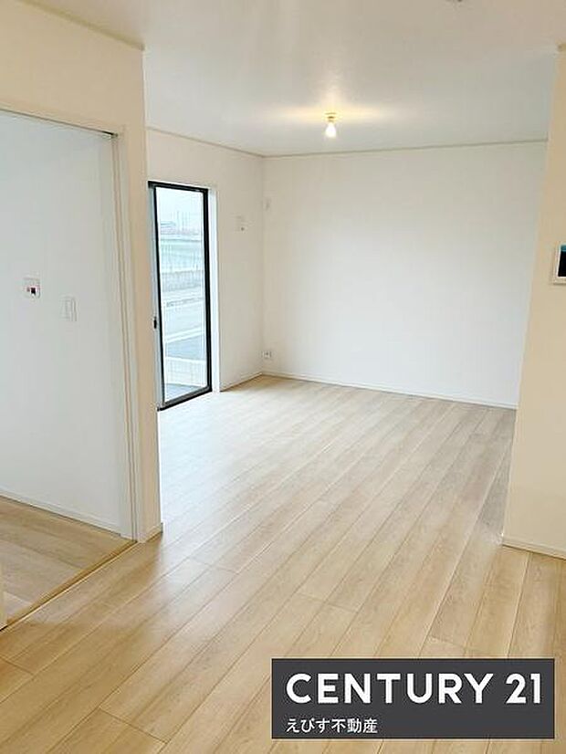 明るい色合いのフローリングが特徴のリビングです。窓からたっぷりと自然光が入り開放的な印象となっています。シンプルな内装で様々なインテリアが楽しめます。生活動線を考えたレイアウトになっています。