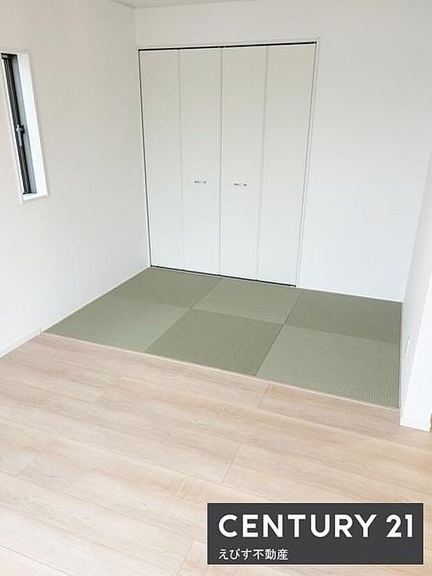 シンプルな内装で清潔感のある和室です。スッキリとした収納スペースが備わっています。窓からの光がしっかり入り明るさを感じられます。畳スペースが程よい広さでフローリングとの組み合わせも魅力です。