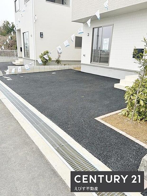 建物の前に広々としたスペースが確保されており使い勝手の良い敷地が魅力です。清潔感のある舗装で外観も整っています。玄関アプローチもすっきりとしたデザインです。植栽スペースがポイントになっています。