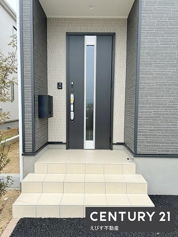 スタイリッシュな玄関ドアが目を引く外観です。ホワイトとグレーの色調が調和し清潔感のある印象を与えます。段差の少ないアプローチで日々の出入りもスムーズです。