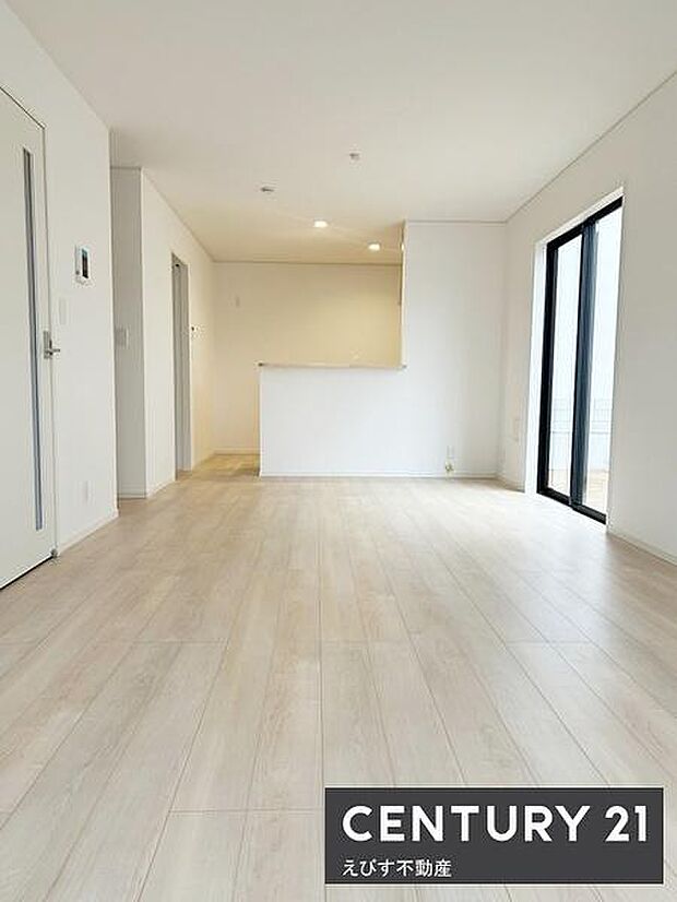 明るいフローリングが印象的なリビングです。大きな窓から自然光がたっぷり差し込む空間となっています。リビングとキッチンがつながり開放的な雰囲気を感じられます。落ち着いた内装が魅力的なリビングです。