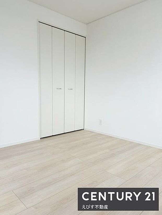 ホワイトを基調とした収納が印象的です。シンプルなデザインで様々なインテリアと合わせやすいです。収納扉はすっきりと空間に馴染みます。室内も明るく見せてくれます。収納スペースが確保されています。