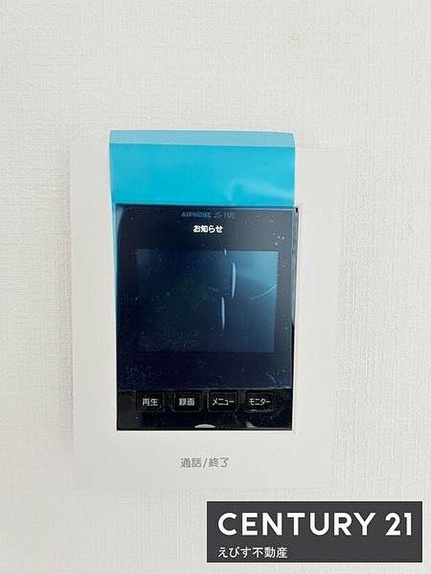 壁に設置されたモニター付きインターホンです。操作ボタンが配置されており使いやすさが重視されています。来客時の確認に便利な設備です。シンプルなデザインで空間になじみやすい印象です。