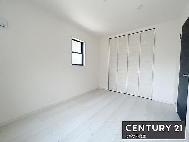 シンプルで落ち着いた雰囲気の子供部屋です。クローゼットが備わっているため衣類や小物の収納に便利です。明るい色合いの床と壁が特徴です。窓も設置されており採光面も考慮されています。