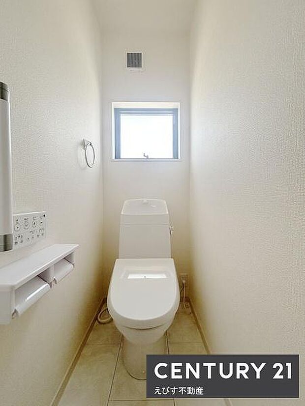 トイレ2ヵ所付き、2階トイレ。明るい窓付きのトイレは換気がしやすく清潔感のある空間です。壁や床もシンプルで手入れがしやすい仕様です。