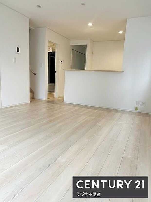 明るい色合いのフローリングが印象的なリビングです。開放感のある空間設計ですっきりとした印象を与えます。対面キッチンが配置されており生活動線も良好です。