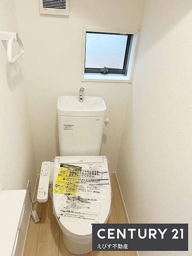 コンパクトで使いやすいトイレです。小窓から光が入り明るい空間となっています。温水洗浄便座が設置されていて実用的な設備が整っています。清潔感のある内装でシンプルなデザインが魅力です。