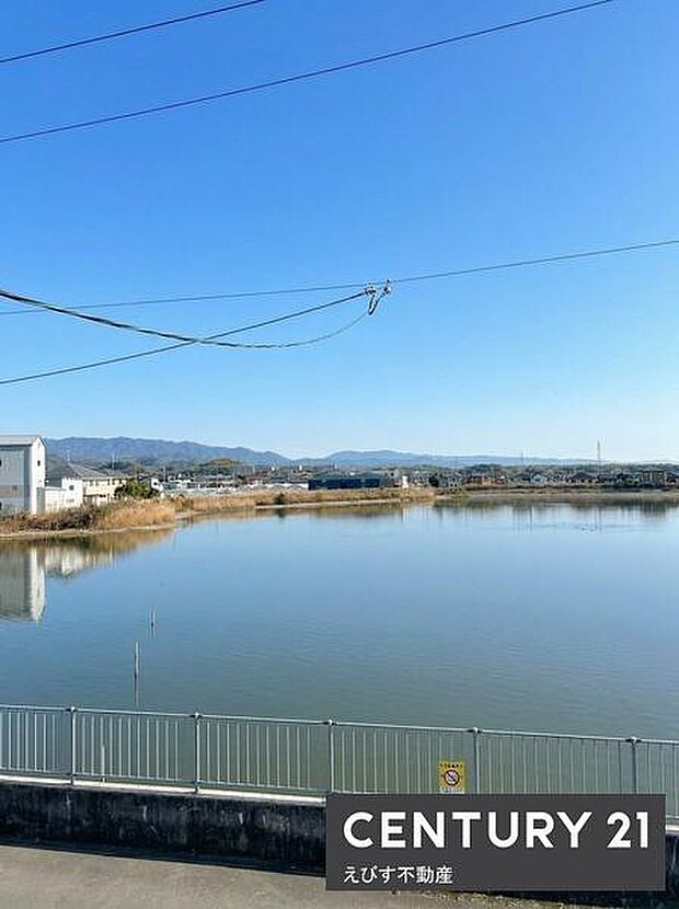 広々とした水辺の眺望が広がり遠くの山々まで見渡せます。澄んだ青空と静かな水面が印象的です。周囲は開放感のあるロケーションとなっています。視界を遮るものが少なく景色をしっかり堪能できます。