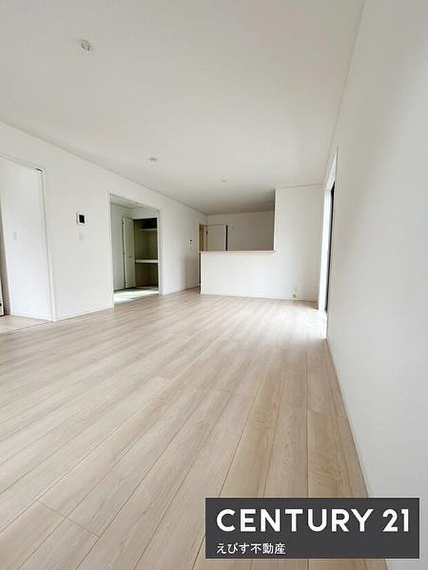 明るい色合いのフローリングが空間を広く感じさせます。窓から自然光が入り開放感があります。シンプルな内装でアレンジも楽しめます。隣接するキッチンとの動線もスムーズです。