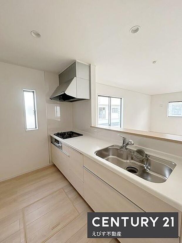 開放感のあるカウンターキッチンが印象的です。白を基調とした明るい空間で毎日の料理を快適にサポートします。シンクや作業スペースも広く使いやすいレイアウトです。収納も豊富でキッチンがすっきり片付きます。