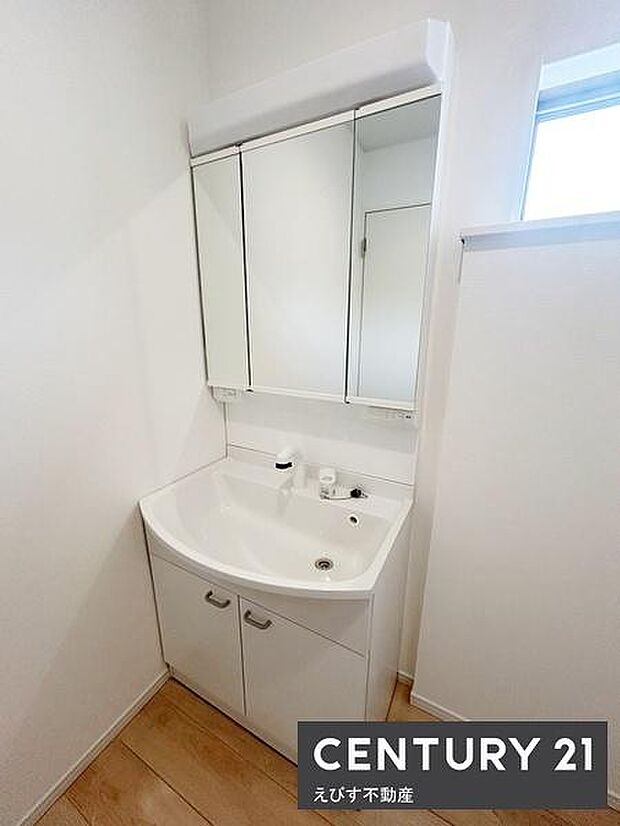 洗面台・洗面所はシンプルなデザインで清潔感があります。収納スペースも確保されており日常の使い勝手に配慮されています。ミラー付きで身だしなみのチェックもしやすい仕様です。